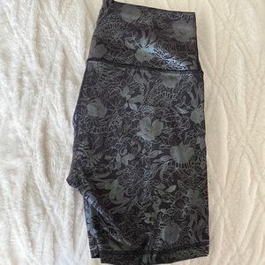 Lululemon Wunder Train shorts black 8 inch shine size 10
